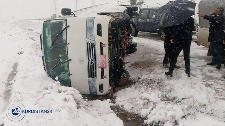 A school bus crashed in the snow near Bazyan subdistrict, Jan. 17, 2022. (Photo: Hawzhin Jamal/Kurdistan 24)